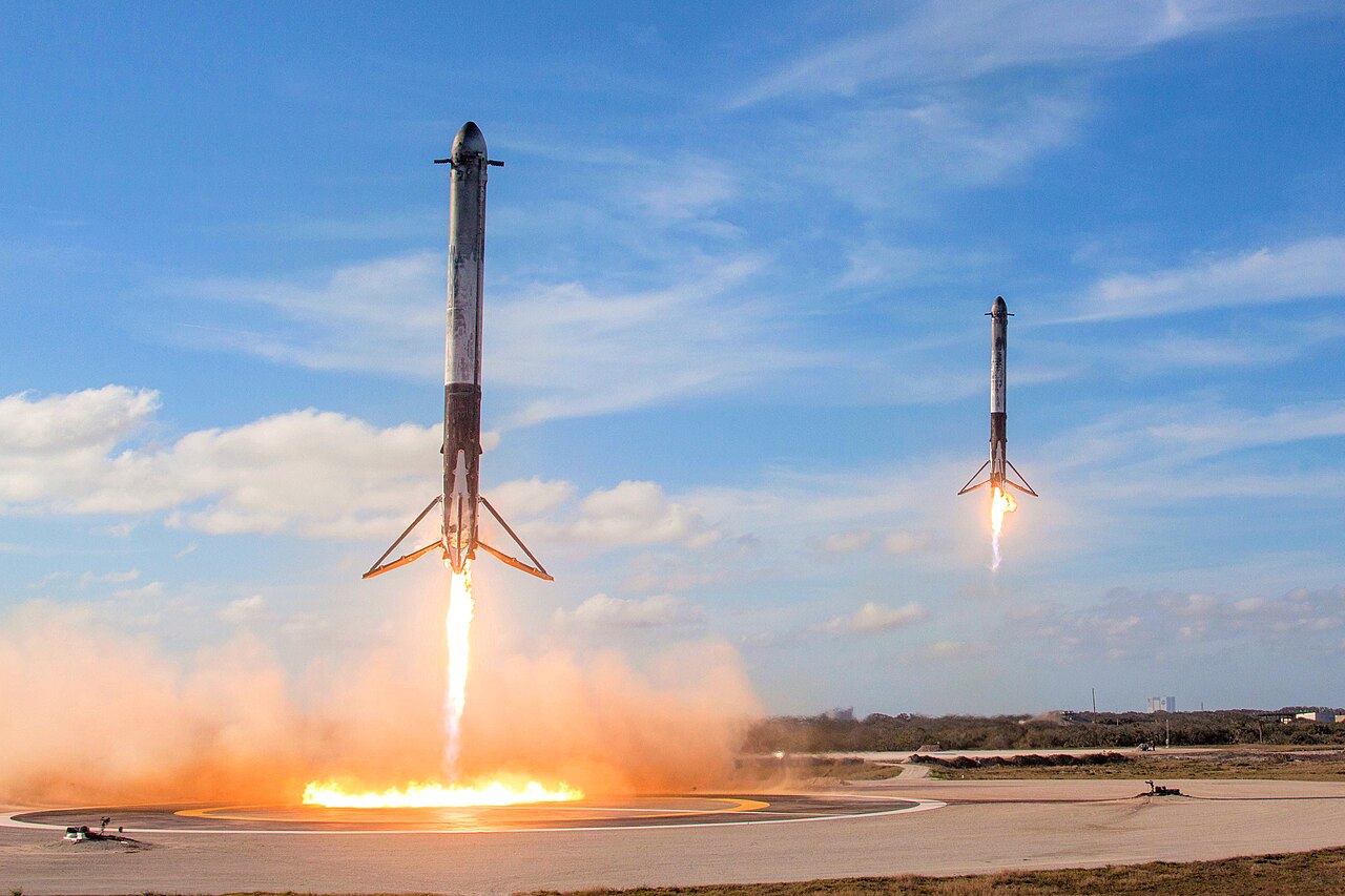 Falcon Heavy’s twin side boosters landing simultaneously on LZ-1 and LZ-2