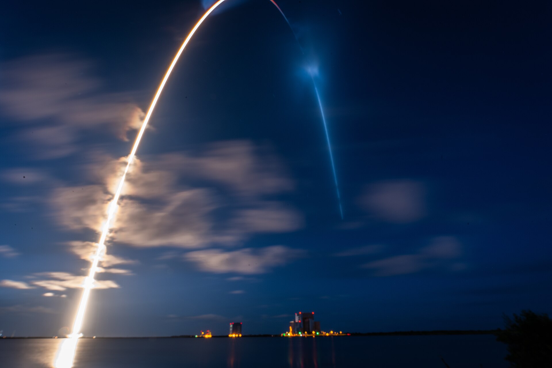 Falcon 9 lifting off with Inspiration4 Crew Dragon