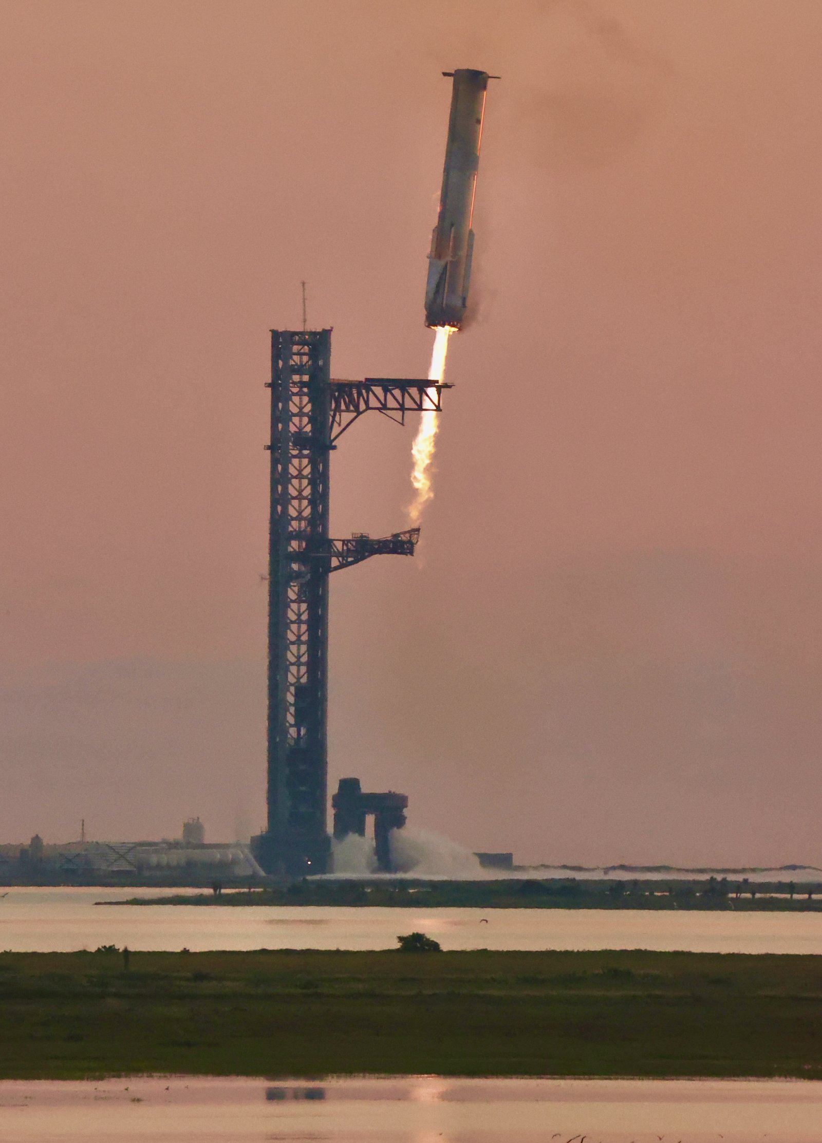 Super Heavy booster on final approach to the Mechazilla catch arms