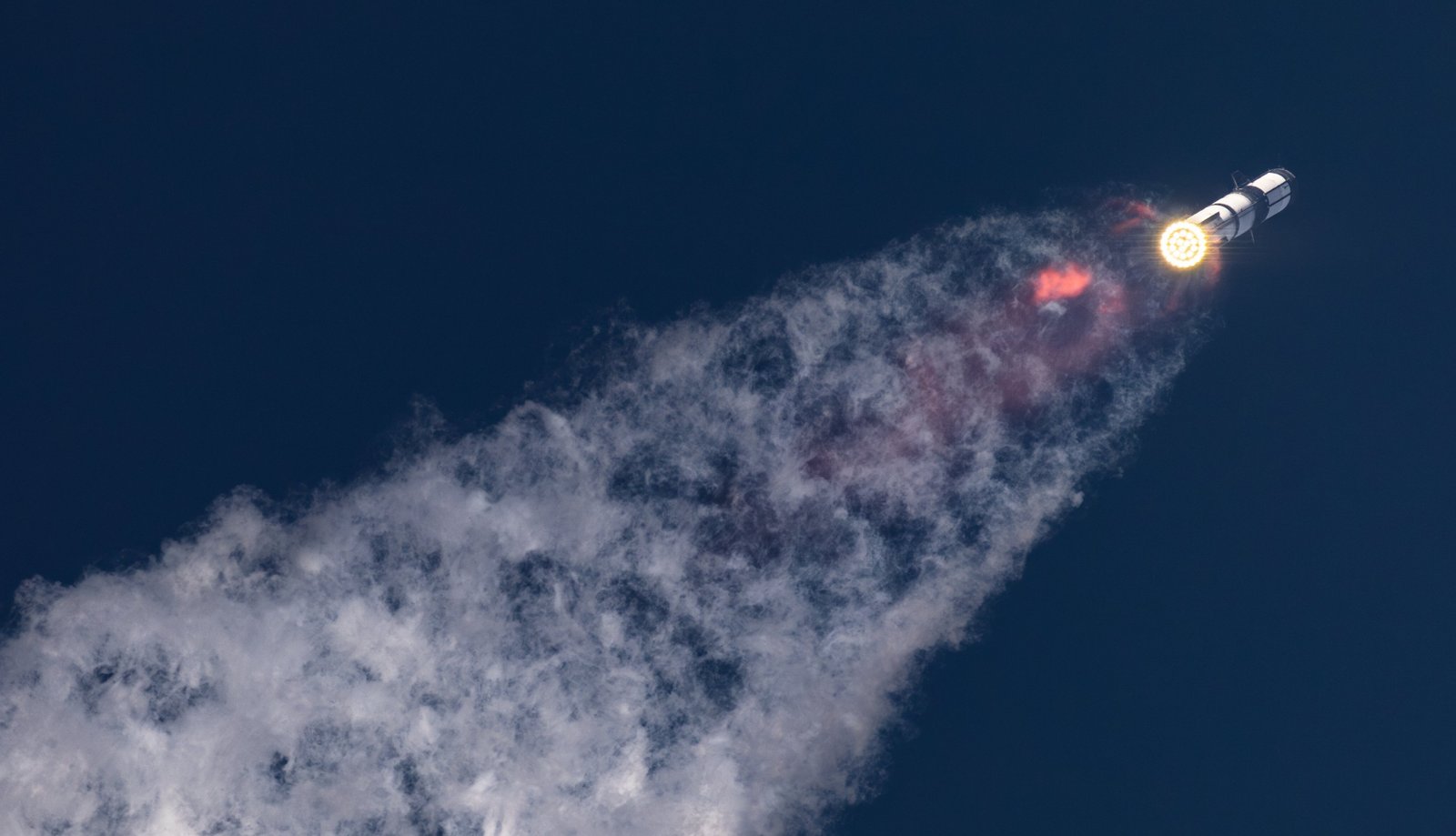 Starship upper stage under power during Flight 9, the Super Heavy reuse flight