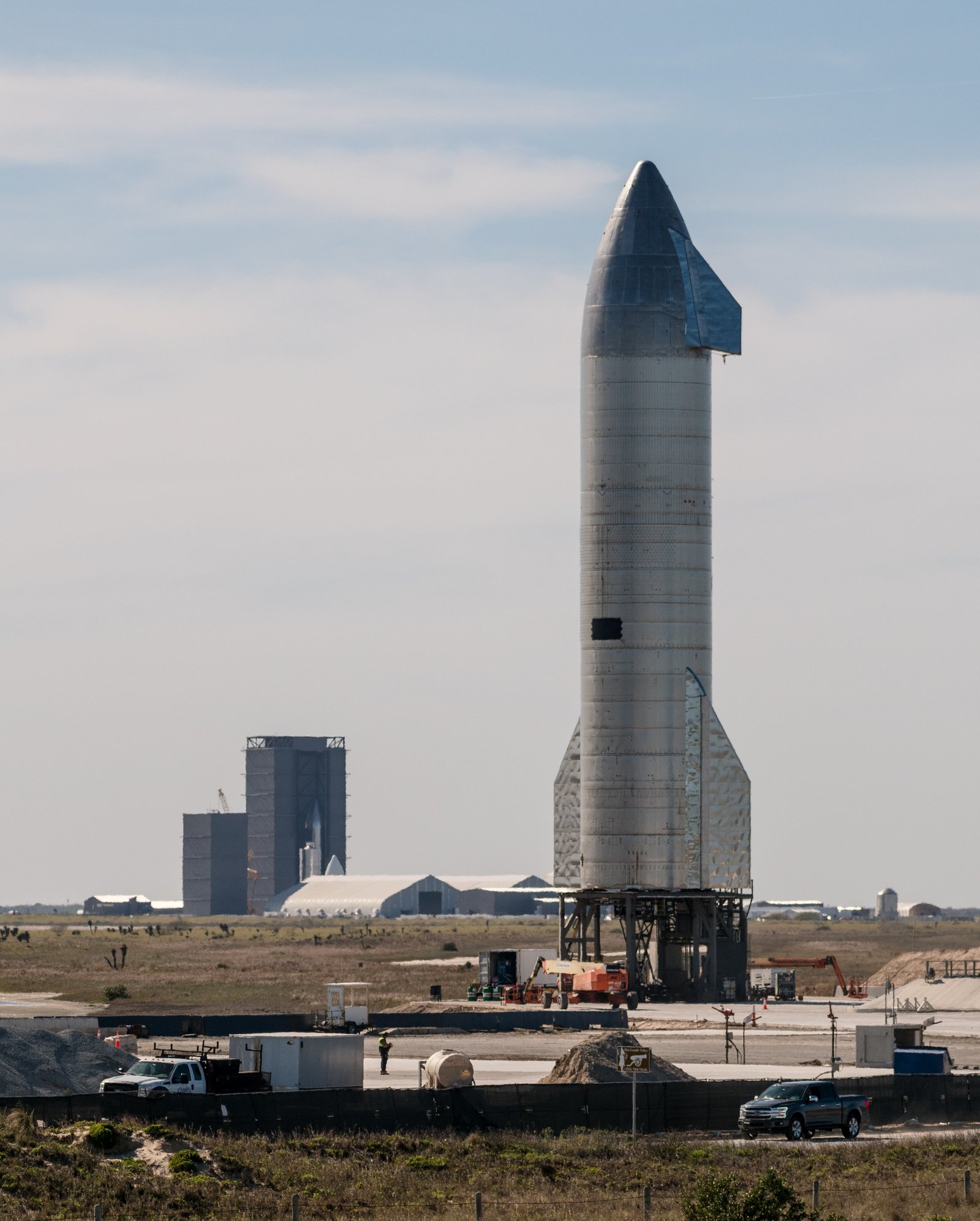 Starship prototype on the launch mount at Starbase during the high-altitude hop era
